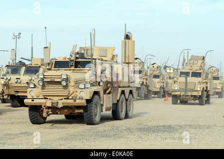 Veicoli da 4-9 CAV arriva a Camp Virginia, Kuwait da base comune Balad, Iraq durante il prelievo verso il basso. Foto Stock