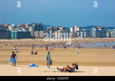 La scena sulla spiaggia e la gente a prendere il sole sulle vacanze estive in Laredo, Cantabria, SPAGNA Foto Stock