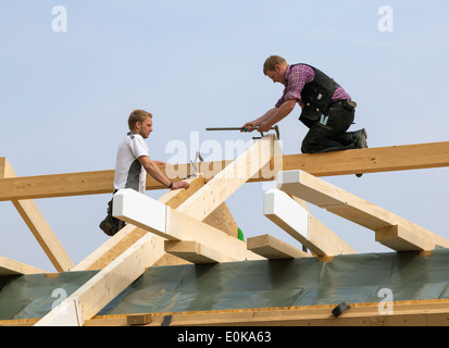 Costruttori al lavoro su un nuovo tetto Foto Stock