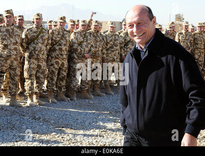 Presidente rumeno Traian Basescu incontra oggi con soldati rumeni in avanti una base operativa Apache vicino a Qalat in Zabul p Foto Stock