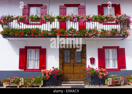 Tipica casa cittadina basca con gerani in cassetta per fiori in città di Oroz Betelu in Navarra, Spagna settentrionale Foto Stock