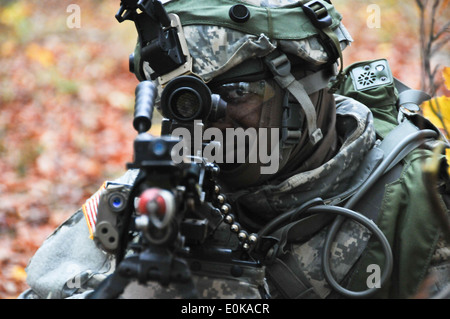 Stati Uniti Esercito Pvt. Gabriel Alexander, ferro truppa, 3° Stormo, 2° reggimento di cavalleria, mira il suo M249 macchina leggera pistola durante una deci Foto Stock