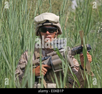 Lancia Cpl. Alex G. Perez, da Phoenix, un ingegnere di combattimento con il combattimento il battaglione della logistica 7, seconda Marine Logistics Group (Forwar Foto Stock