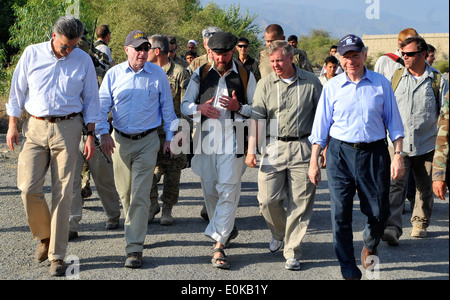 KONAR provincia, Afghanistan - i Senatori John McCain e Lindsey Graham e Joe Lieberman e un seggio senatoriale advisor discutere la futura op Foto Stock