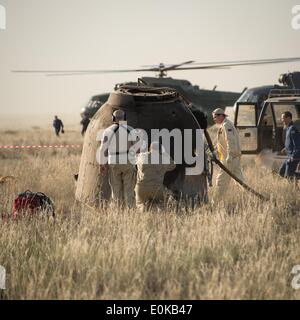 Il personale di assistenza deve prepararsi a esattamente l'equipaggio Soyuz TMA-11M navicelle dopo essere sbarcati portando ISS Expedition 39 membri di equipaggio 14 maggio 2014 vicino alla città di Zhezkazgan, Kazakistan. Wakata, Tyurin e Mastracchio è tornato a terra dopo più di sei mesi a bordo della Stazione spaziale internazionale dove sono serviti come membri della spedizione 38 e 39 equipaggi. Foto Stock