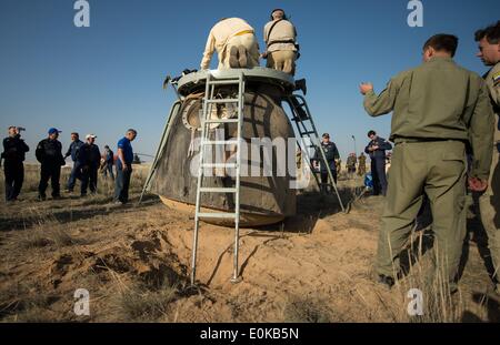 Il personale di assistenza deve preparare per estrarre l'equipaggio Soyuz TMA-11M navicelle dopo essere sbarcati portando ISS Expedition 39 membri di equipaggio 14 maggio 2014 vicino alla città di Zhezkazgan, Kazakistan. Wakata, Tyurin e Mastracchio è tornato a terra dopo più di sei mesi a bordo della Stazione spaziale internazionale dove sono serviti come membri della spedizione 38 e 39 equipaggi. Foto Stock