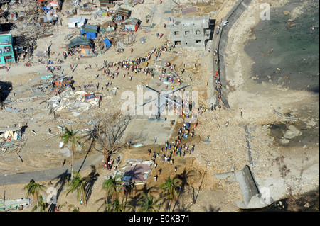 131117-N-XN177-310 GUIUAN, Samar orientale provincia, Repubblica delle Filippine (nov. 17, 2013) i cittadini Filippini raccogliere aroun Foto Stock