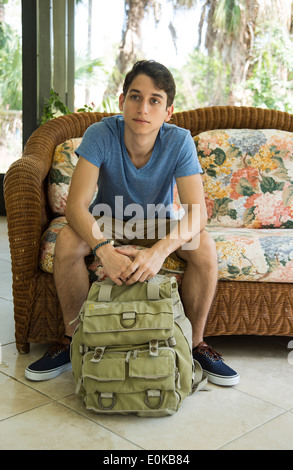 Giovani Latino con zaino in spalla Foto Stock