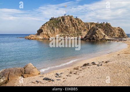 Spiaggia di Blanes e l isolotto Sa Palomera in Costa Brava Catalogna. Foto Stock