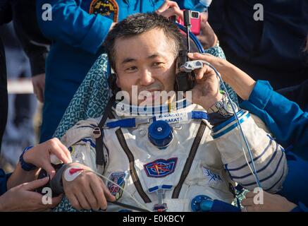 ISS Expedition 39 comandante Koichi Wakata della Japan Aerospace Exploration Agency colloqui su un telefono satellitare in una sedia al di fuori della capsula Soyuz a pochi minuti dopo l'atterraggio con i compagni di spedizione membri di equipaggi di Soyuz TMA-11M veicolo spaziale 14 maggio 2014 vicino alla città di Zhezkazgan, Kazakistan. Wakata, Tyurin e Mastracchio è tornato a terra dopo più di sei mesi a bordo della Stazione spaziale internazionale dove sono serviti come membri della spedizione 38 e 39 equipaggi. Foto Stock