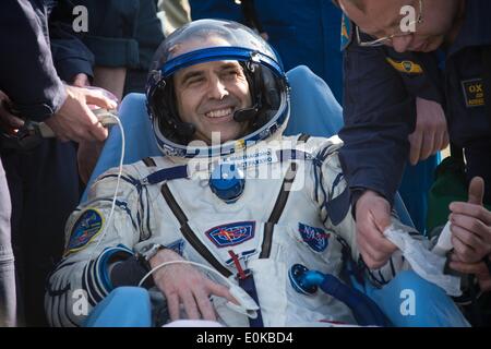 ISS Expedition 39 Tecnico di volo Rick Mastracchio della NASA si appoggia su una sedia al di fuori della capsula Soyuz a pochi minuti dopo l'atterraggio con i compagni di spedizione membri di equipaggi di Soyuz TMA-11M veicolo spaziale 14 maggio 2014 vicino alla città di Zhezkazgan, Kazakistan. Wakata, Tyurin e Mastracchio è tornato a terra dopo più di sei mesi a bordo della Stazione spaziale internazionale dove sono serviti come membri della spedizione 38 e 39 equipaggi. Foto Stock