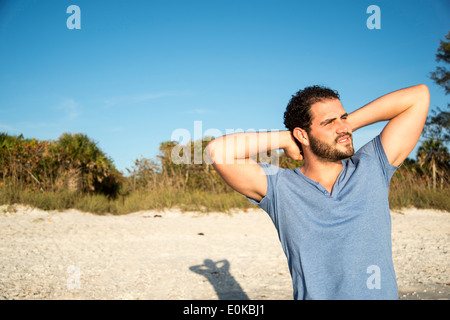 Giovane uomo latino in spiaggia Foto Stock