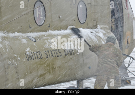 I soldati con la Task Force Ali, 159a combattere la Brigata Aerea, 101st Airborne Division (Air Assault), cancellare la neve da un CH-47 C Foto Stock