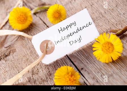 Striscione bianco con felice giorno di indipendenza e fiori di colore giallo Foto Stock