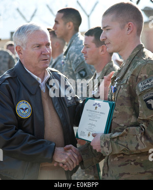 Esercito degli Stati Uniti Cpl. Joshua Busch, 1° Battaglione, 327Reggimento di Fanteria, viene premiato con la stella d'argento medaglia dal Segretario di Defens Foto Stock