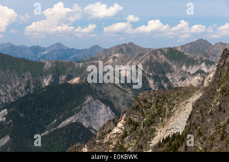 Panorama visto da Pik Lyubov' (chiamato anche Pik Lyubvi) nella regione di Arshan, Buryatia, Russia Foto Stock