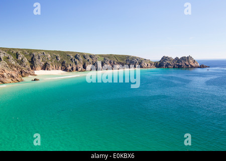 Treen scogliere da Porthcurno per Logan Roack, West Cornwall, Regno Unito Foto Stock