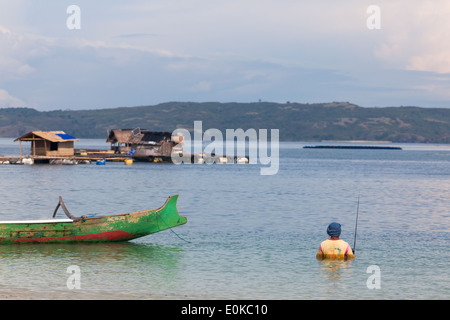 Scenario della baia di Ekas visto dalla zona di Ekas, Lombok, Indonesia Foto Stock