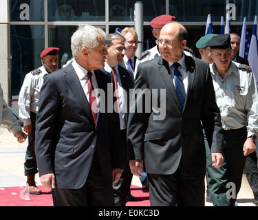 Gerusalemme, Israele. 15 Maggio, 2014. Israeliana il Ministro della difesa Moshe Ya'alon (R) anteriore incontra con visita di U.S. Il Segretario della Difesa Chuck Hagel (L, anteriore) al ministero israeliano della difesa di Tel Aviv, Israele, il 15 maggio 2014. Stati Uniti Il Segretario della Difesa Chuck Hagel detto il giovedì che egli non ha potuto convalidare una recente relazione di media del presunto spionaggio israeliano nel suo paese. Credito: U.S. Ambasciata di Israele/Matty Stern/Xinhua/Alamy Live News Foto Stock