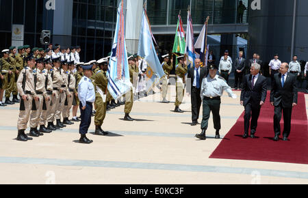 Gerusalemme, Israele. 15 Maggio, 2014. Israeliana il Ministro della difesa Moshe Ya'alon (1R, anteriore) e degli Stati Uniti in visita Il Segretario della Difesa Chuck Hagel (2a R, anteriore) rivedere le guardie israeliane di onore al ministero israeliano della difesa di Tel Aviv, Israele, il 15 maggio 2014. Stati Uniti Il Segretario della Difesa Chuck Hagel detto il giovedì che egli non ha potuto convalidare una recente relazione di media del presunto spionaggio israeliano nel suo paese. Credito: U.S. Ambasciata di Israele/Matty Stern/Xinhua/Alamy Live News Foto Stock