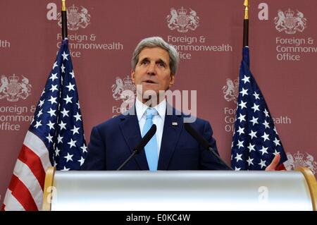 Il Segretario di Stato americano John Kerry tiene una conferenza stampa dopo la riunione con la London 11 e il siriano coalizione di opposizione il 15 maggio 2014 a Londra, Regno Unito. Kerry è a Londra per una serie di incontri incentrati sul Medio Oriente, Siria, e l'Ucraina. Foto Stock