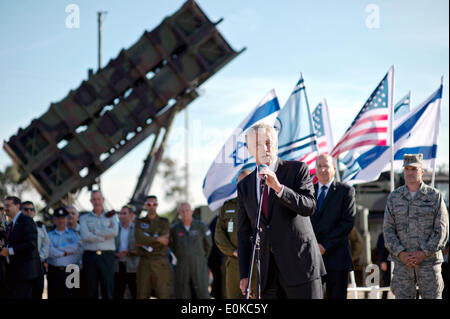 Il Segretario alla difesa degli Stati Uniti Chuck Hagel parla di israeliani e le truppe americane che stanno conducendo esercizio Juniper Cobra 14 in corrispondenza di una base aerea Maggio 15, 2014 al di fuori di Tel Aviv, Israele. Foto Stock
