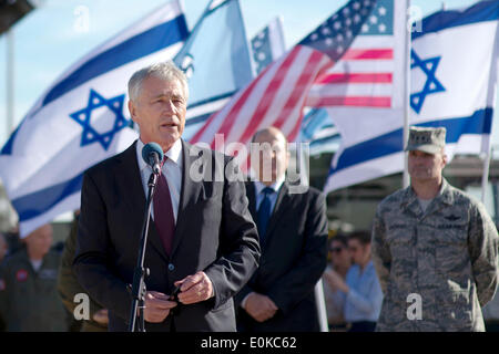 Il Segretario alla difesa degli Stati Uniti Chuck Hagel parla di israeliani e le truppe americane che stanno conducendo esercizio Juniper Cobra 14 in corrispondenza di una base aerea Maggio 15, 2014 al di fuori di Tel Aviv, Israele. Foto Stock