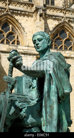 Costantino il Grande statua York Minster Yorkshire England Regno Unito Regno Unito UE Unione europea EUROPA Foto Stock