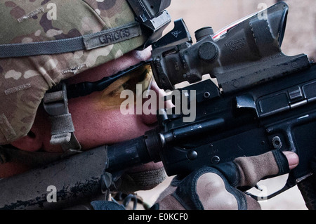 Provincia KUNAR, Afghanistan - uno sguardo attraverso il suo campo di applicazione, U.S. Il personale dell'esercito Sgt. Kimo L. Griggs, una squadra di fanteria leader Foto Stock