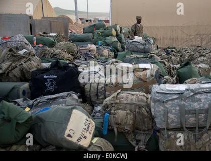 Un soldato con la prima aria brigata di cavalleria, 1a divisione di cavalleria, sorge nel mezzo di un mare di duffle borse e sacchi di ruck qui, 14 maggio. Foto Stock