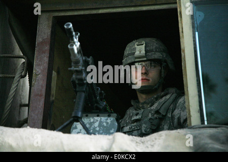 Spc. Eddie R. McDow, un poliziotto militare, seconda squadra, 3° plotone, 66ma la polizia militare Company, 317MP Battaglione, 49MP Br Foto Stock