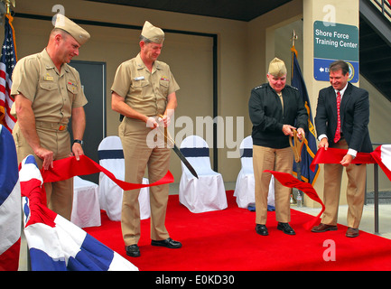 Vice Adm. Robert T. Conway Jr., commander, Navy comando installazioni, destro e posteriore Adm. Leendert R. Hering Suor, commander, Foto Stock