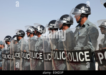 Afghan uniforme degli ufficiali di polizia vestito in tenuta da sommossa stand in formazione prima di una tranche cerimonia al composto Miawon, Forwar Foto Stock