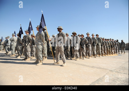 Stati Uniti Soldati provenienti da 2-35 battaglione di fanteria, 3° Brigata Combat Team (TDB), XXV Divisione di Fanteria (ID) e 2° Fanteria 327B Foto Stock