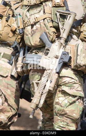 I soldati in US Army Special Forces uniforme, vicino sul fucile Foto Stock