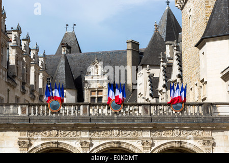Francese bandiere tricolore al Chateau de Pau nel vecchio quartiere storico di Pau, Francia Foto Stock