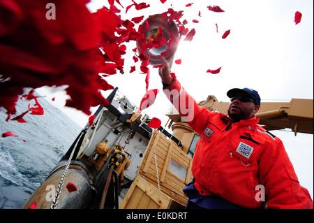 Il Nord Atlantico - Petty Officer 1. Classe Stephen Allen, U.S. Guardacoste equipaggi di ginepro, stabilisce essiccati petali di rosa o Foto Stock