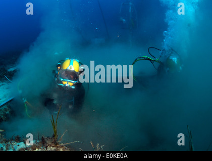 Navy Diver 2a classe Cody Creger, assegnato a Mobile Diving e unità di soccorso 2, Società 4, opera una aspirazione dragare durante un Foto Stock