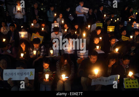 Seoul, Corea del Sud. Il 15 maggio 2014. I partecipanti Tenere candele durante una manifestazione svoltasi a denunciare il governo dopo il Sewol naufragio del traghetto off corea del sud, sud-ovest della costa vicino a Isola di Jindo on April 16, 2014, a plaza, Seoul, Corea del Sud, giovedì 15 maggio, 2014. Centinaia di persone hanno chiesto il giovedì che il Presidente Park Geun-Hye assumersi la responsabilità della tragedia che ha lasciato più di 300 morti o mancanti. Credito: Jaewon Lee/Alamy Live News Foto Stock