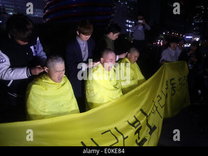 Seoul, Corea del Sud. Il 15 maggio 2014. Tre studenti di Hanshin University hanno i loro capelli rasata per mostrare la loro determinazione dopo un rally per denunciare il governo dopo il Sewol naufragio del traghetto fuori della Corea del Sud costa sudovest nel mese di aprile, 2014, a plaza, Seoul, Corea del Sud, giovedì 15 maggio, 2014. Centinaia di persone hanno chiesto che il Presidente Park Geun-Hye assumersi la responsabilità della tragedia che ha lasciato più di 300 morti o mancanti. Credito: Jaewon Lee/Alamy Live News Foto Stock