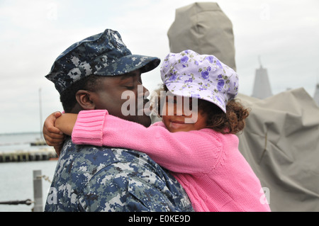 Petty Officer 1. Classe Rodney Thomas, fire controlman, tiene la sua figlia un ultima volta a bordo della guidato-missili cruiser USS Foto Stock