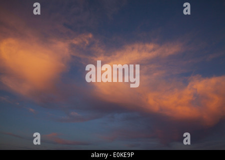 Le nuvole colorate nel cielo al tramonto Foto Stock