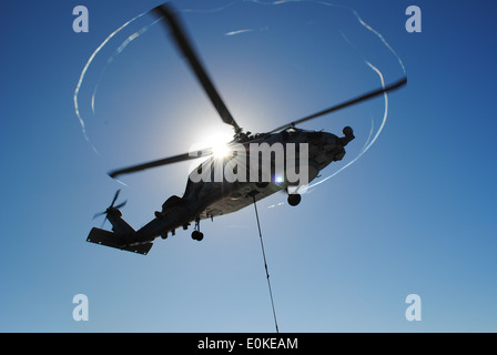 Una SH-60B Mare Hawk elicottero assegnato all'elicottero Anti-Submarine Squadron luce (HSL) 49 eroga palette di alimentazione al flig Foto Stock