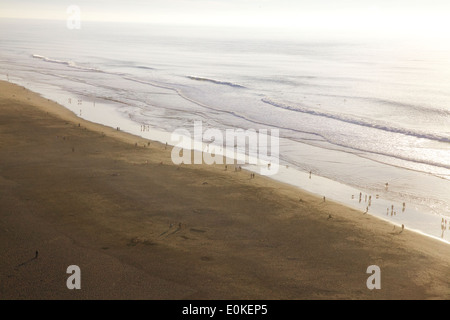 Una vista da sopra della gente godendo il pomeriggio lungo il bordo dell'acqua a Ocean Beach a San Francisco. Foto Stock