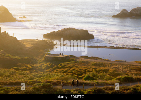 Persone escursione attorno sui sentieri e camminare lungo la parete del mare presso il bagno Sutro rovine a Lands End in San Francisco, California. Foto Stock