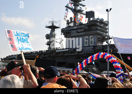 I marinai dalla portaerei nucleare USS Nimitz ritorno da otto mesi di distribuzione per i loro homeport di San Diego. Seve Foto Stock