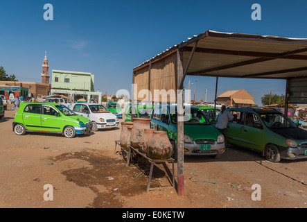 Green Hyundai taxi a riempimento (gas) stazione e zeers, (nel centro di fotografia), Karima, Sudan settentrionale Foto Stock