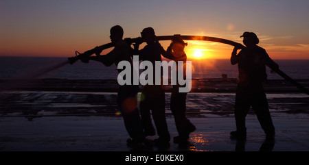 I marinai a bordo della portaerei USS Ronald Reagan (CVN 76) spruzzare verso il basso il ponte di volo durante un esercizio di scrub. Un SCRUBEX è Foto Stock
