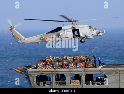 081227-N-1082Z-050 OCEANO INDIANO (dec. n. 27, 2008) Una SH-60B da elicottero squadrone Anti-Submarine luce (HSL) 42 distacco 1, Foto Stock