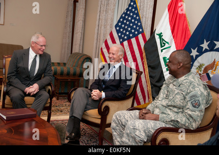 Vice presidente Joe Biden incontra con gli Stati Uniti Ambasciatore in Iraq James Jeffrey, E DEGLI STATI UNITI Forze - Iraq, Commander, Gen. Lloyd J. Aus Foto Stock